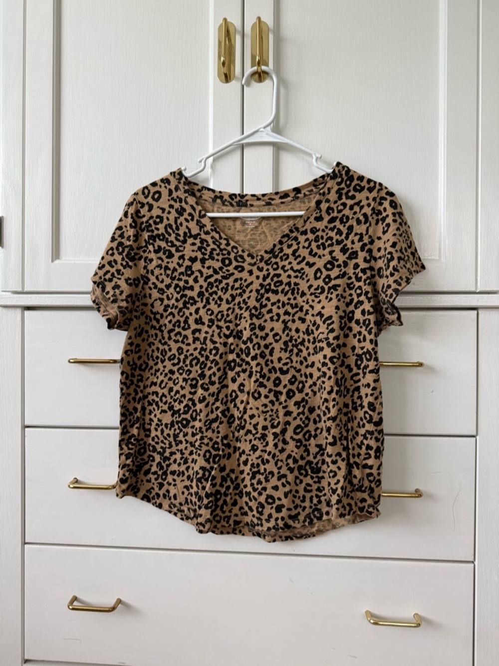 Old Navy Leopard Print V-Neck Short Sleeve Top in Tan and Black